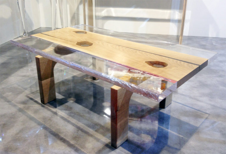 Coffee table in plexiglass and wood ‘Spring’ Cast Acrylic furnishings